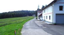 Blick auf die Wanderstrecke beim Geb�ude (Altmelon Nr. 46)  