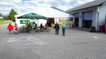  Blick zum Start-/Zielgeb�ude mit Festzelt 
