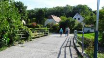 Blick auf die Wanderstrecke bei der Br�cke �ber den "Rechten Traisenm�hlbach"