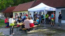  Wanderer bei der 1. Labestelle 
