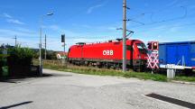 Blick auf die Wanderstrecke bei der Bergh�usergasse - Bahn�bergang