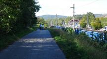 Blick auf die Wanderstrecke auf der Waldandachtgasse entlang der Tullnerfelder Bahn